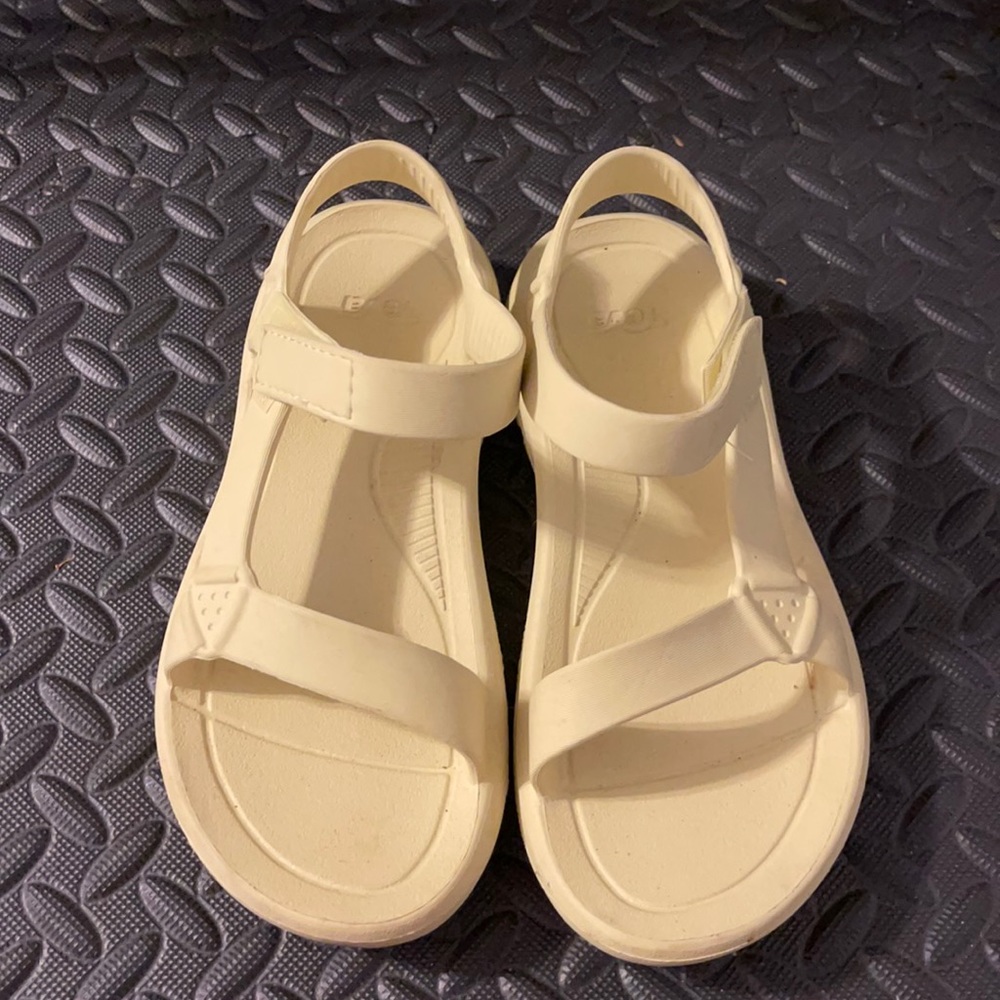 Yellow tevas